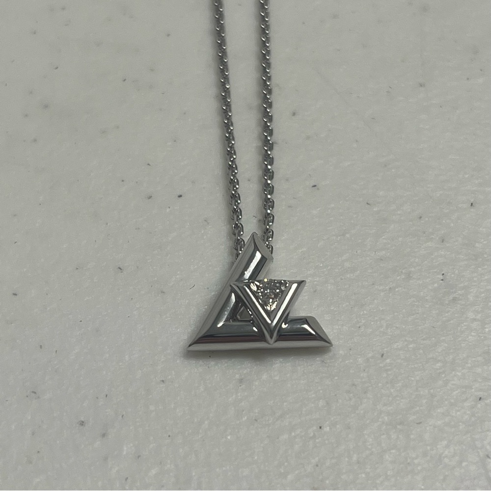 $3,550 Louis Vuitton LV Volt One Small Pendant 18-K White Gold Diamond Necklace - Picture 4 of 11